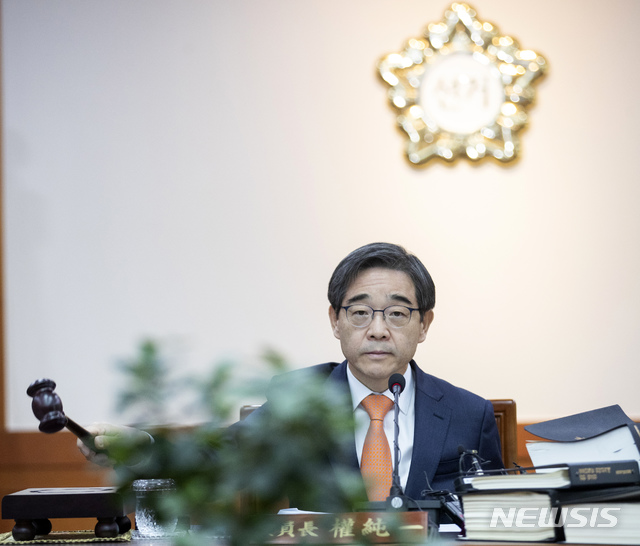 [과천=뉴시스] 전진환 기자 = 권순일 중앙선관위원장이 '비례00당 명칭의 정당명칭 사용가능 여부에 관한 결정안' 등을 논의하기 위한 중앙선관위 전체 위원회의가 열린 경기도 과천 중앙선거관리위원회 회의실에서 개회선언을 하고 있다. 2020.01.13.&nbsp; amin2@newsis.com 