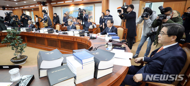 [과천=뉴시스] 전진환 기자 = 권순일 선관위원장과 위원들이 '비례00당 명칭의 정당명칭 사용가능 여부에 관한 결정안' 등을 논의하기 위한 중앙선관위 전체 위원회의가 열린 경기도 과천 중앙선거관리위원회 회의실에 자리하고 있다. 2020.01.13.&nbsp; amin2@newsis.com 