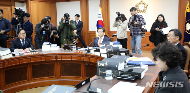 [과천=뉴시스] 전진환 기자 = 권순일 선관위원장과 위원들이 '비례00당 명칭의 정당명칭 사용가능 여부에 관한 결정안' 등을 논의하기 위한 중앙선관위 전체 위원회의가 열린 경기도 과천 중앙선거관리위원회 회의실에 자리하고 있다. 2020.01.13. amin2@newsis.com