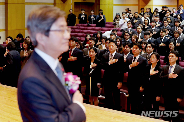 [고양=뉴시스]김병문 기자 = 김명수 대법원장과 수료생들이 13일 오후 경기 고양 사법연수원에서 열린 사법연수원이 제49기 연수생 수료식에 참석해 국민의례를 하고 있다. 2020.01.13. dadazon@newsis.com