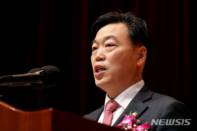 [고양=뉴시스]김병문 기자 = 김오수 법무부 차관이 지난해 1월13일 오후 경기 고양 사법연수원에서 열린 사법연수원이 제49기 연수생 수료식에 참석해 축사를 하고 있다. 2020.01.13. dadazon@newsis.com