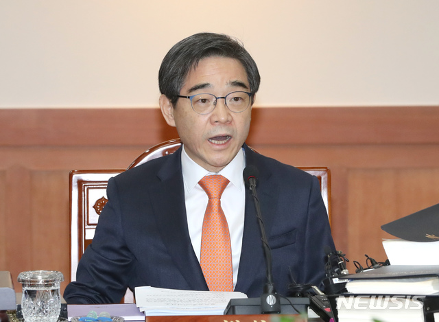 [과천=뉴시스] 전진환 기자 = 권순일 중앙선관위원장이 '비례00당 명칭의 정당명칭 사용가능 여부에 관한 결정안' 등을 논의하기 위한 중앙선관위 전체 위원회의가 열린 경기도 과천 중앙선거관리위원회 회의실에서 발언하고 있다. 2020.01.13.&nbsp; amin2@newsis.com