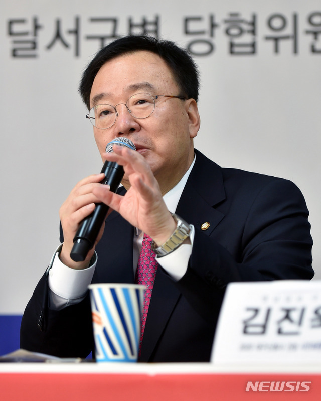 [대구=뉴시스] 이무열 기자 = 강효상 자유한국당 의원이 13일 오후 대구 달서구 두류동 옛 두류정수장 관리청사에서 '2020 대구시 신청사 건립 시민토론회'를 참석해 발언을 하고 있다. 2020.01.13.lmy@newsis.com