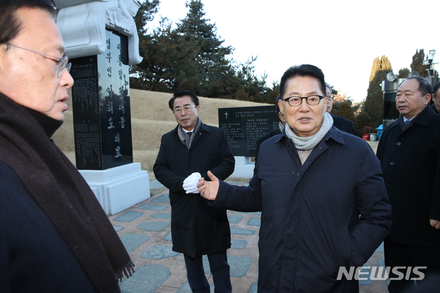 [서울=뉴시스] 조수정 기자= 박지원(오른쪽 앞) 대안신당 의원이 13일 오후 서울 동작동 국립현충원에서 김대중 전 대통령, 이희호 여사 묘역을 찾아 참배한 뒤 발언하고 있다. 가운데 왼쪽은 최경환 대표. 대안신당은 민주평화당 비당권파 의원들이 탈당, 12일 창당대회를 열고 공식 출범한 제4야당이다. 2020.01.13. chocrystal@newsis.com