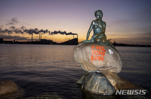 [코펜하겐=AP/뉴시스] 코펜하겐 항구 초입에 서있는 인어공주 청동상 바위 받침에 홍콩 관련 낙서가 커다랗게 써있다 2020. 1. 13. 