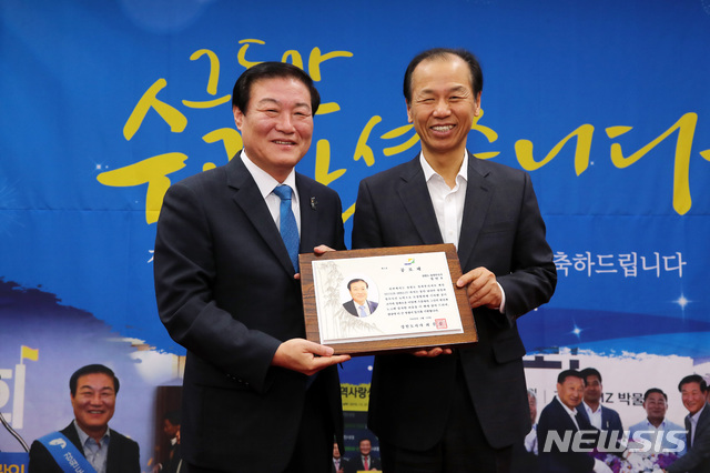 [춘천=뉴시스] 김경목 기자 = 정만호(왼쪽) 강원도 제15대 경제부지사가 13일 오전 강원 춘천시 강원도청 신관 대회의실에서 열린 이임식에서 최문순 강원도지사로부터 공로패를 받고 기념사진을 촬영하고 있다. 2020.01.13. (사진=강원도청 제공)photo＠newsis.com