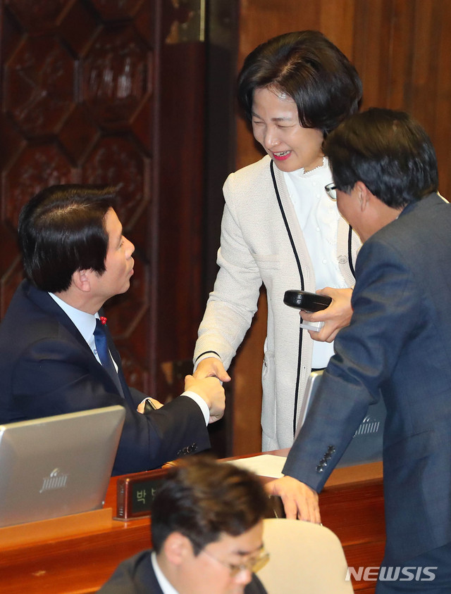 [서울=뉴시스] 장세영 기자 = 추미애(가운데) 법무부 장관이 13일 서울 여의도 국회에서 열린 제375회 국회(임시회) 제1차 본회의에 참석해 이인영 더불어민주당 원내대표와 악수를 하고 있다. 2020.01.13.&nbsp; photothink@newsis.com