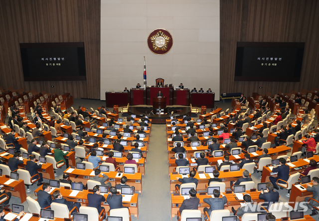 [서울=뉴시스] 고승민 기자 = 13일 서울 여의도 국회에서 제375회국회(임시회) 제1차 본회의가 열리고 있다. 2020.01.13.  kkssmm99@newsis.com