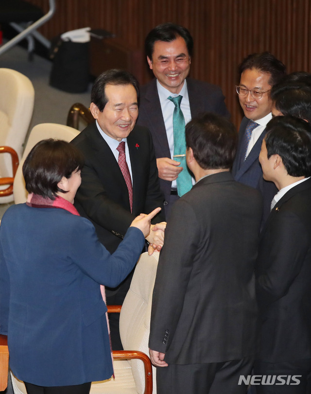 [서울=뉴시스] 고승민 기자 = 정세균 국무총리 후보자가 13일 서울 여의도 국회에서 열린 제375회국회(임시회) 제1차 본회의에서 밝은 표정으로 동료 의원들과 인사를 하고 있다. 2020.01.13.&nbsp; kkssmm99@newsis.com