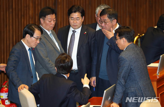 [서울=뉴시스] 장세영 기자 = 이인영 더불어민주당 원내대표가 13일 서울 여의도 국회에서 열린 제375회 국회(임시회) 제1차 본회의에 참석해 정세균 국무총리 후보자 인준안 개표를 기다리며 당 의원들과 의논을 나누고 있다. 2020.01.13.   photothink@newsis.com