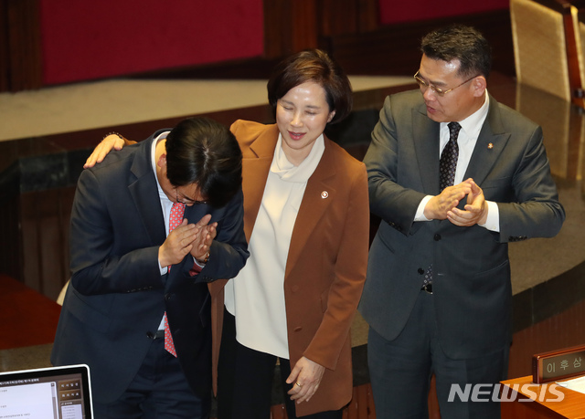 [서울=뉴시스] 고승민 기자 = 유은혜 사회부총리 겸 교육부 장관과 박용진 더불어민주당 의원, 임재훈 바른미래당 의원이 13일 서울 여의도 국회에서 열린 제375회국회(임시회) 제1차 본회의에서 '유치원 3법'이 통과되자 기뻐하고 있다. 2020.01.13.kkssmm99@newsis.com