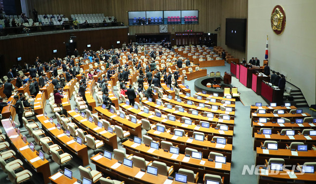 [서울=뉴시스] 장세영 기자 = 본회의에 참석한 의원들이 13일 서울 여의도 국회에서 열린 제375회 국회(임시회) 제1차 본회의를 끝내고 본회의장을 나서고 있다. 2020.01.13. photothink@newsis.com