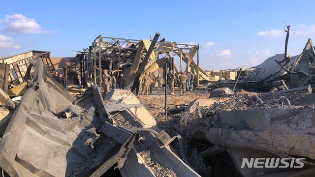 [아인알아사드=AP/뉴시스]13일(현지시간) 언론에 공개된 이라크 아인알아사드 공군기지. 이 기지는 지난 8일 이란의 '가셈 솔레이마니 폭살' 보복공습을 받았다. 2020.01.14. 