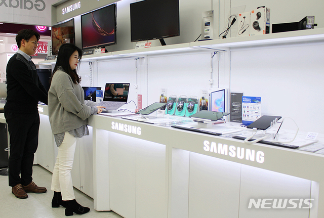 [서울=뉴시스] 전자랜드 매장에서 고객들이 노트북을 살펴보고 있다