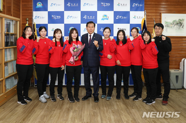 [옥천=뉴시스] 임선우 기자 = 충북 옥천군 소프트테니스팀 플레잉코치로 임명된 조혜진 선수(왼쪽 네 번째). (사진=옥천군 제공) 2020.01.14. photo@newsis.com