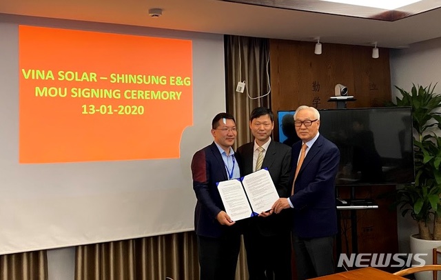 [서울=뉴시스] 비나솔라 오라클짜오 사장, 신성이엔지 김동섭 사장, 신성이엔지 이완근 회장(사진 왼쪽부터)이 협약을 체결했다. (사진=신성이엔지 제공)