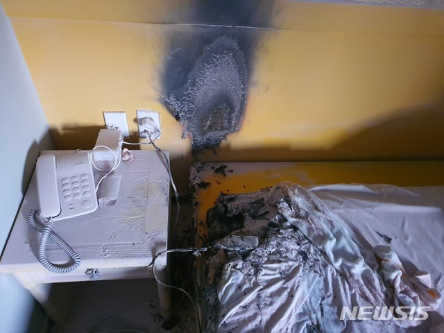 [청주=뉴시스] 조성현 기자=14일 오전 8시10분께 충북 청주시 청원구 내덕동 한 숙박업소에서 불이 났다. (사진=청주동부소방서 제공) 2020.01.14.photo@newsis.com