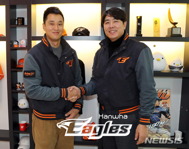 [서울=뉴시스] 윤규진(사진 왼쪽)과 정민철 한화 이글스 단장. (사진 = 한화 이글스 제공)