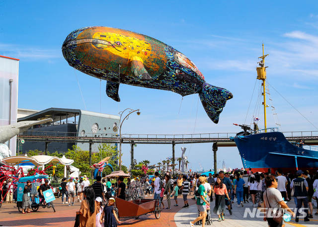 [울산=뉴시스]지난 2019년 6월 초 울산 남구 장생포 고래문화특구에서 열린 2019 울산고래축제 현장. (사진=울산 남구 제공) photo@newsis.com