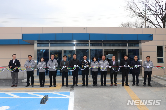 [포항=뉴시스] 강진구 기자 = 경북 포항남부경찰서(서장 김한섭)는 14일 오전 민원인에게 원스톱 민원서비스를 제공하기 위해 ‘통합민원실’을 증축해 개소식을 개최했다.(사진=포항남부경찰서 제공) 2020.01.14. photo@newsis.com