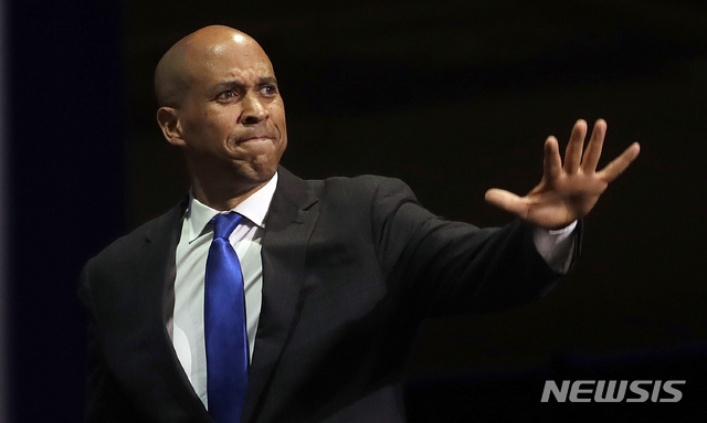[샌프란시스코=AP/뉴시스]유색인 대선 후보로 '제2의 버락 오바마'로 기대를 모았던 코리 부커 상원의원이 13일(현지시간) 대선 중도하차를 선언했다. 사진은 부커 의원이 지난해 6월1일 캘리포니아 민주당 전당대회에서 손을 흔드는 모습. 2020.01.14.