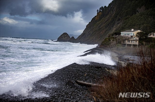 [팰콘 코브 비치( 미 오리건주)= AP/뉴시스]&nbsp; 1월 12일(현지시간) 오리건주의 해변을 강타하는 돌발성 거대 파도. 이 지역에서는 전 날 4살과 7살 남매를 데리고 파도를 구경하던 일가족이 바다로 휩쓸려 들어가 아이들이 죽고 아빠는 구조되었다.&nbsp;&nbsp;&nbsp; 