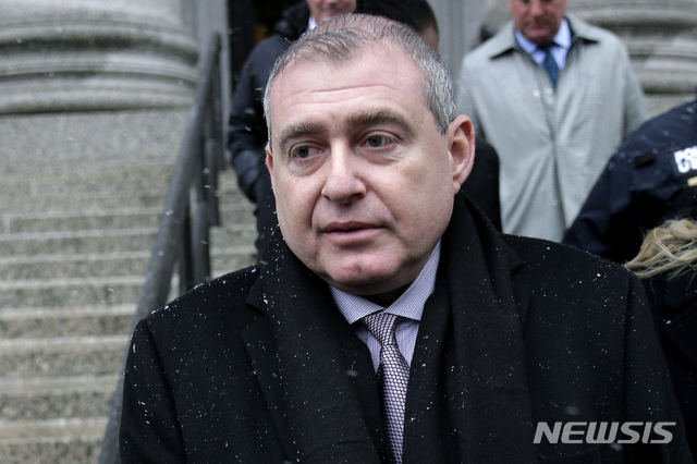 [뉴욕=AP/뉴시스] 지난해 12월2일(현지시간) 우크라이나계 미국인 사업가 레프 파르나스가 뉴욕의 법원에 도착한 모습. 파르나스는 도널드 트럼프 대통령의 개인 변호사이자 전 뉴욕시장인 줄리아니의 측근 인사다. 줄리아니는 파르나스를 통해 볼로디미르 젤렌스키 우크라이나 대통령과의 면담 등을 추진했다고 알려졌다. 2020.01.16. 