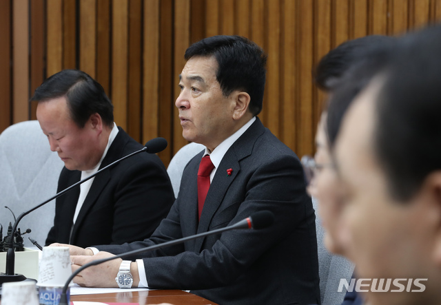 [서울=뉴시스] 고승민 기자 = 심재철 자유한국당 원내대표가 14일 서울 여의도 국회에서 열린 당 원내대책회의에서 발언하고 있다. 2020.01.14. kkssmm99@newsis.com
