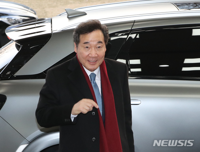 [서울=뉴시스] 전진환 기자 = 이낙연 국무총리가 퇴임을 앞둔 14일 오전 서울 세종로 정부서울청사로 출근하고 있다. 이 총리는 총선 출마를 위해 서울 종로구에 아파트 전세를 얻은 것으로 알려졌다. 2020.01.14.  amin2@newsis.com