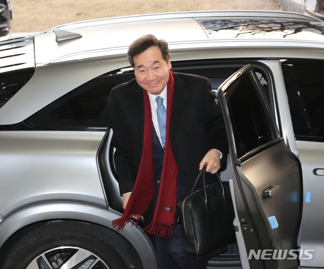 [서울=뉴시스] 전진환 기자 = 이낙연 국무총리가 퇴임을 앞둔 14일 오전 서울 세종로 정부서울청사로 출근하고 있다. 이 총리는 총선에서 출마를 위해 서울 종로구에 아파트 전세를 얻은 것으로 알려졌다. 2020.01.14.&nbsp;&nbsp; amin2@newsis.com 