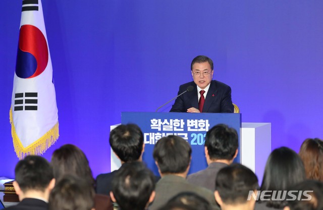 [서울=뉴시스]배훈식 기자 = 문재인 대통령이 14일 청와대 영빈관에서 열린 2020 대통령 신년기자회견에 참석해 발언하고 있다. 2020.01.14.&nbsp; dahora83@newsis.com