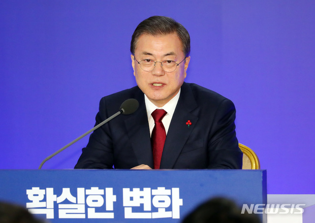 [서울=뉴시스]배훈식 기자 = 문재인 대통령이 14일 청와대 영빈관에서 열린 2020 대통령 신년기자회견에 참석해 취재진의 질문에 답변하고 있다. 2020.01.14. dahora83@newsis.com