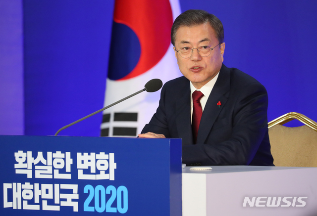 [서울=뉴시스]배훈식 기자 = 문재인 대통령이 14일 청와대 영빈관에서 열린 2020 대통령 신년기자회견에 참석해 발언하고 있다. 2020.01.14. dahora83@newsis.com