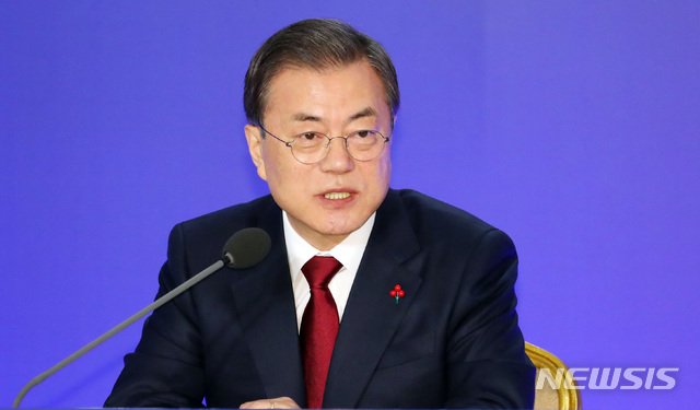 [서울=뉴시스]배훈식 기자 = 문재인 대통령이 14일 청와대 영빈관에서 열린 2020 대통령 신년기자회견에 참석해 취재진의 질문에 답변하고 있다. 2020.01.14.&nbsp; dahora83@newsis.com 