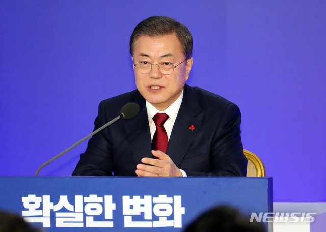 [서울=뉴시스]배훈식 기자 = 문재인 대통령이 14일 청와대 영빈관에서 열린 2020 대통령 신년기자회견에 참석해 취재진의 질문에 답변하고 있다. 2020.01.14.&nbsp; dahora83@newsis.com