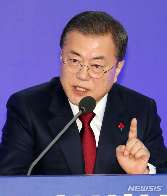 [서울=뉴시스]배훈식 기자 = 문재인 대통령이 14일 청와대 영빈관에서 열린 2020 대통령 신년기자회견에 참석해 취재진의 질문에 답변하고 있다. 2020.01.14. dahora83@newsis.com