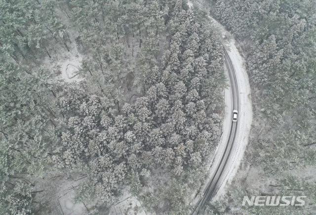 [제주=뉴시스]우장호 기자 = 한라산에 대설주의보가 내려진 지난달 14일 오전 제주시 어승생 교통안내센터 인근 상공에서 바라본 설경이 아름답다. 2020.01.14. woo1223@newsis.com