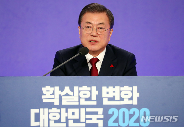 [서울=뉴시스]배훈식 기자 = 문재인 대통령이 14일 청와대 영빈관에서 열린 2020 대통령 신년기자회견에 참석해 취재진의 질문에 답변하고 있다. 2020.01.14.&nbsp; dahora83@newsis.com