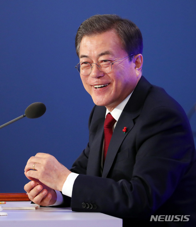 [서울=뉴시스]배훈식 기자 = 문재인 대통령이 14일 청와대 영빈관에서 열린 2020 대통령 신년기자회견에 참석해 취재진의 질문에 밝게 웃고 있다. 2020.01.14.   dahora83@newsis.com