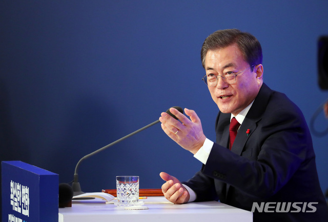 [서울=뉴시스]배훈식 기자 = 문재인 대통령이 14일 청와대 영빈관에서 열린 2020 대통령 신년기자회견에 참석해 취재진의 질문에 답변하고 있다. 2020.01.14.  dahora83@newsis.com