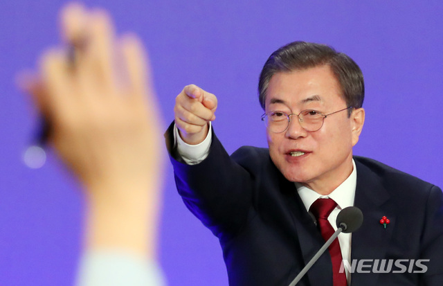 [서울=뉴시스]배훈식 기자 = 문재인 대통령이 14일 청와대 영빈관에서 열린 2020 대통령 신년기자회견에 참석해 질문자를 지목하고 있다. 2020.01.14.&nbsp; dahora83@newsis.com 