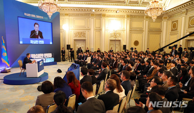 [서울=뉴시스]배훈식 기자 = 문재인 대통령이 14일 청와대 영빈관에서 열린 2020 대통령 신년기자회견에 참석해 취재진의 질문에 답변하고 있다. 2020.01.14.&nbsp; dahora83@newsis.com