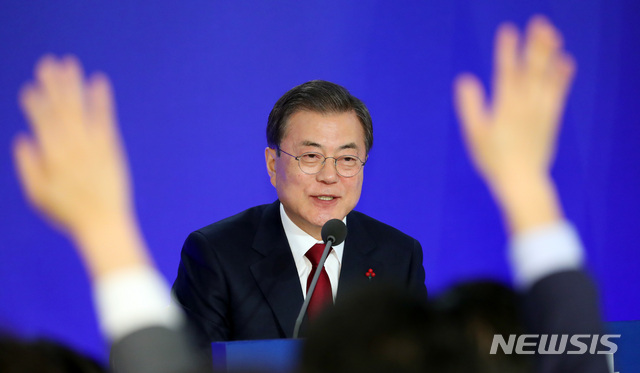 [서울=뉴시스]배훈식 기자 = 문재인 대통령이 14일 청와대 영빈관에서 열린 문재인 대통령의 2020 대통령 신년기자회견에 참석해 손을 든 질문자를 바라보고 있다. 2020.01.14. dahora83@newsis.com