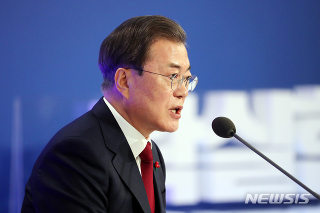 [서울=뉴시스]배훈식 기자 = 문재인 대통령이 14일 청와대 영빈관에서 열린 문재인 대통령의 2020 대통령 신년기자회견에 참석해 질문자의 질문에 답변하고 있다. 2020.01.14.&nbsp; dahora83@newsis.com