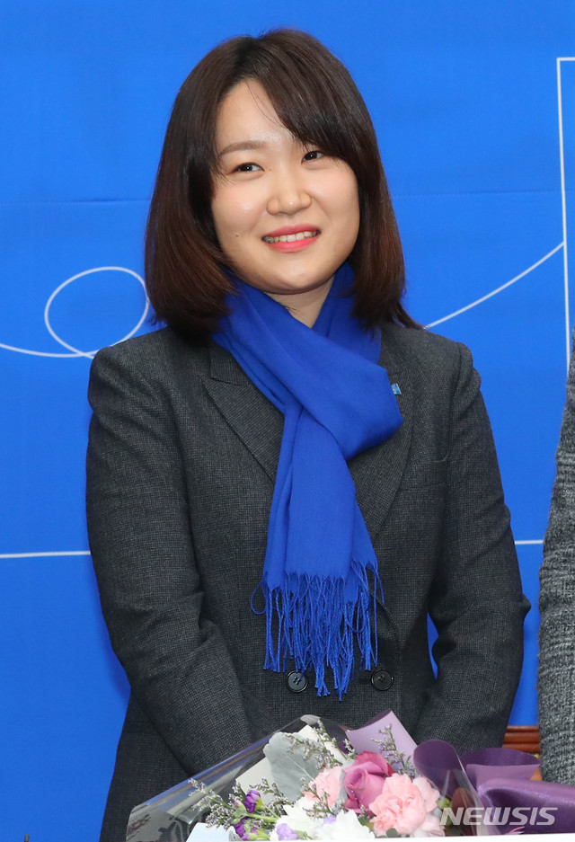 [서울=뉴시스] 장세영 기자 = 환경전문가 이소영 변호사가 14일 서울 여의도 국회에서 열린 인재영입 발표회에 참석하고 있다. 2020.01.14. photothink@newsis.com