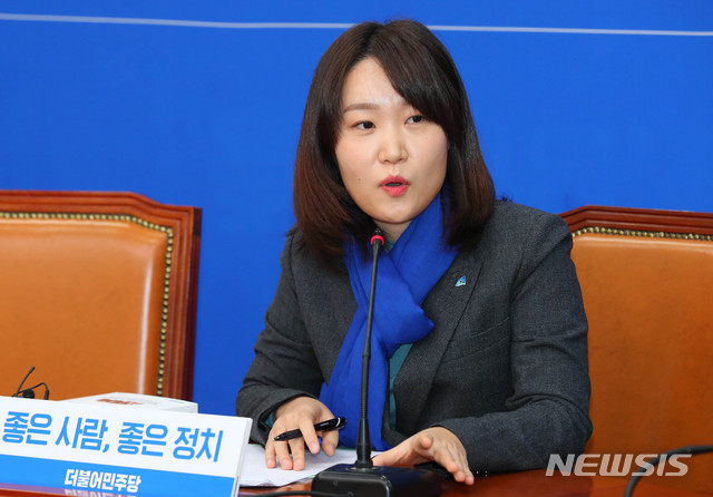 [서울=뉴시스] 장세영 기자 = 환경전문가 이소영 변호사가 14일 서울 여의도 국회에서 열린 인재영입 발표회에 참석해 취재진의 질문에 답하고 있다. 2020.01.14. photothink@newsis.com