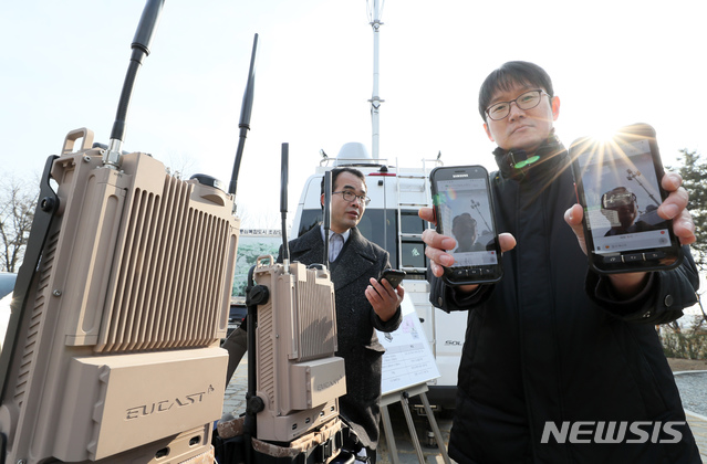 [세종=뉴시스]강종민 기자 = 행정안전부 재난안전통신망사업단 관계자들이 14일 오전 세종시 밀마루전망대에서 세계 최초 LTE기반 재난안전통신망을 시연하고 있다. 재난안전통신망 구축사업은 경찰·소방·지자체 등이 공동으로 사용할 수 있는 PS-LTE 기술방식의 전국 단일 통신망 구축을 목표로 추진되고 있다. 2020.01.14. ppkjm@newsis.com