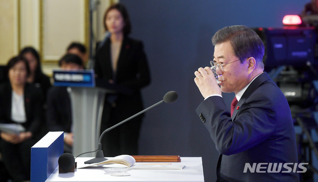 [서울=뉴시스]배훈식 기자 = 문재인 대통령이 14일 청와대 영빈관에서 열린 2020 대통령 신년 기자회견을 끝내며 물을 마시고 있다. 2020.01.14.&nbsp; dahora83@newsis.com
