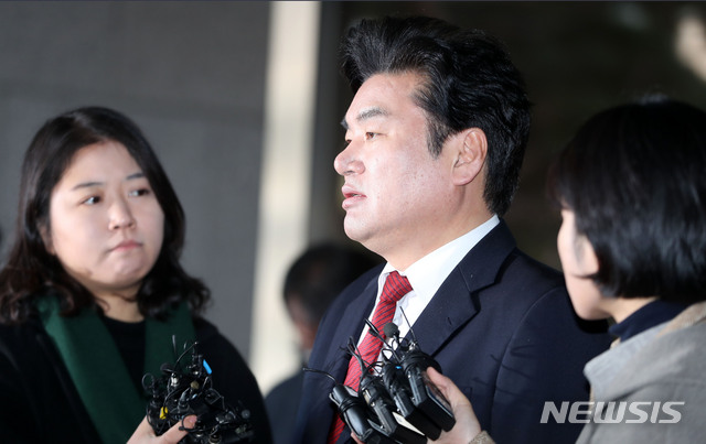 [서울=뉴시스]박주성 기자 = 지역업체 등으로부터 불법 정치자금을 수수한 혐의를 받는 자유한국당 원유철(58) 의원이 14일 오전 서울 양천구 서울남부지법에서 열린 특정범죄가중처벌법상(특가법) 뇌물 등 혐의에 대한 1심 선고 공판을 마친 후 취재진 질문에 답하고 있다. 법원은 원유철 의원에게 징역 10월에 벌금 90만원을 선고했다. 2020.01.14.&nbsp; park7691@newsis.com