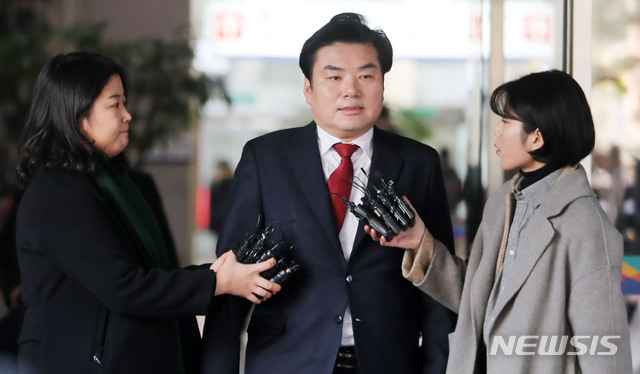 [서울=뉴시스]박주성 기자 = 지역업체 등으로부터 불법 정치자금을 수수한 혐의를 받는 자유한국당 원유철(58) 의원이 14일 오전 서울 양천구 서울남부지법에서 열린 특정범죄가중처벌법상(특가법) 뇌물 등 혐의에 대한 1심 선고 공판을 마친 후 취재진 질문에 답하고 있다. 법원은 원유철 의원에게 징역 10월에 벌금 90만원을 선고했다. 2020.01.14.&nbsp; park7691@newsis.com